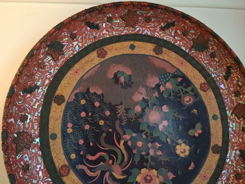 MASTERPIECE HUGE JAPANESE PORCELAIN CHARGER IN TOTAI WITH CINNABAR LACQUER HOO BIRD PHOENIX 51 CM CIRCA 1880 - ADDITIONAL PHOTO 2