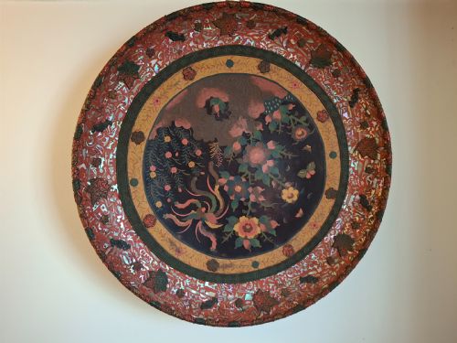 MASTERPIECE HUGE JAPANESE PORCELAIN CHARGER IN TOTAI WITH CINNABAR LACQUER HOO BIRD PHOENIX 51 CM CIRCA 1880 - ADDITIONAL PHOTO 3
