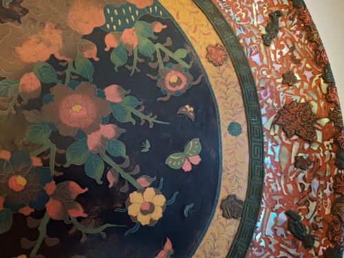 MASTERPIECE HUGE JAPANESE PORCELAIN CHARGER IN TOTAI WITH CINNABAR LACQUER HOO BIRD PHOENIX 51 CM CIRCA 1880 - ADDITIONAL PHOTO 4