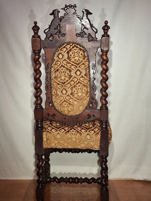 CARVED OAK CHAIR WITH SCOTTISH FAMILY COAT OF ARMS WITH GREYHOUNDS CIRCA 1890 - ADDITIONAL PHOTO 4