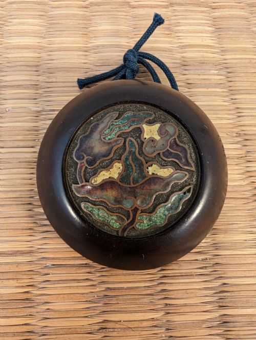 JAPANESE EDO WOOD CHAMPLEVE CLOISONNE ENAMEL KAGAMIBUTA NETSUKE MANJU CIRCA 1850 - ADDITIONAL PHOTO 1
