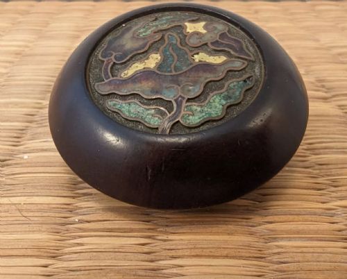 JAPANESE EDO WOOD CHAMPLEVE CLOISONNE ENAMEL KAGAMIBUTA NETSUKE MANJU CIRCA 1850 - ADDITIONAL PHOTO 2