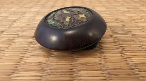 JAPANESE EDO WOOD CHAMPLEVE CLOISONNE ENAMEL KAGAMIBUTA NETSUKE MANJU CIRCA 1850 - ADDITIONAL PHOTO 3