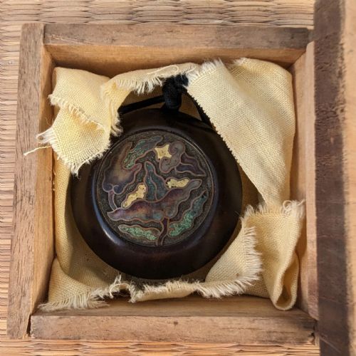 JAPANESE EDO WOOD CHAMPLEVE CLOISONNE ENAMEL KAGAMIBUTA NETSUKE MANJU CIRCA 1850 - ADDITIONAL PHOTO 4