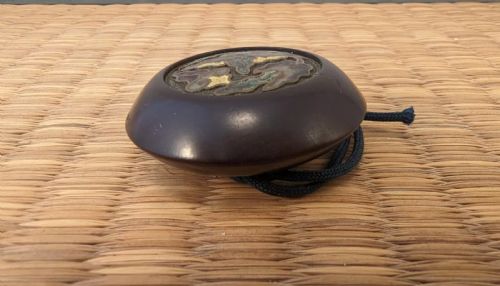 JAPANESE EDO WOOD CHAMPLEVE CLOISONNE ENAMEL KAGAMIBUTA NETSUKE MANJU CIRCA 1850 - ADDITIONAL PHOTO 5