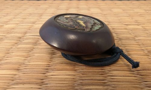 JAPANESE EDO WOOD CHAMPLEVE CLOISONNE ENAMEL KAGAMIBUTA NETSUKE MANJU CIRCA 1850 - ADDITIONAL PHOTO 6