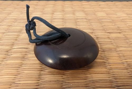 JAPANESE EDO WOOD CHAMPLEVE CLOISONNE ENAMEL KAGAMIBUTA NETSUKE MANJU CIRCA 1850 - ADDITIONAL PHOTO 7