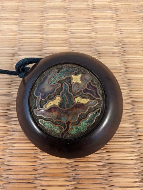 JAPANESE EDO WOOD CHAMPLEVE CLOISONNE ENAMEL KAGAMIBUTA NETSUKE MANJU CIRCA 1850 - ADDITIONAL PHOTO 10