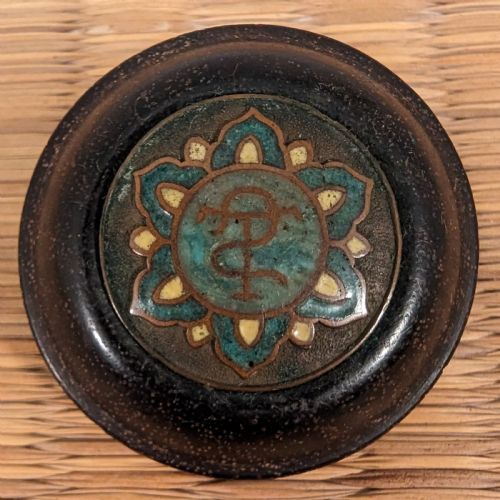JAPANESE EDO WOOD AND CHAMPLEVE CLOISONNE ENAMEL NETSUKE MANJU KAGAMIBUTA CADUCEUS C 1850 - ADDITIONAL PHOTO 1