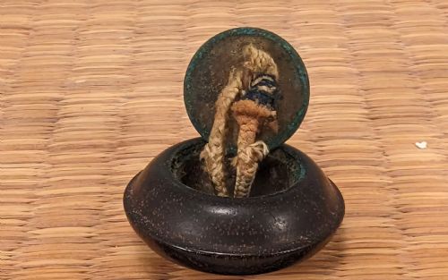JAPANESE EDO WOOD AND CHAMPLEVE CLOISONNE ENAMEL NETSUKE MANJU KAGAMIBUTA CADUCEUS C 1850 - ADDITIONAL PHOTO 2