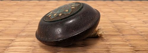 JAPANESE EDO WOOD AND CHAMPLEVE CLOISONNE ENAMEL NETSUKE MANJU KAGAMIBUTA CADUCEUS C 1850 - ADDITIONAL PHOTO 7