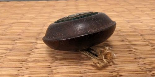 JAPANESE EDO WOOD AND CHAMPLEVE CLOISONNE ENAMEL NETSUKE MANJU KAGAMIBUTA CADUCEUS C 1850 - ADDITIONAL PHOTO 8