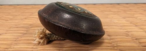 JAPANESE EDO WOOD AND CHAMPLEVE CLOISONNE ENAMEL NETSUKE MANJU KAGAMIBUTA CADUCEUS C 1850 - ADDITIONAL PHOTO 9