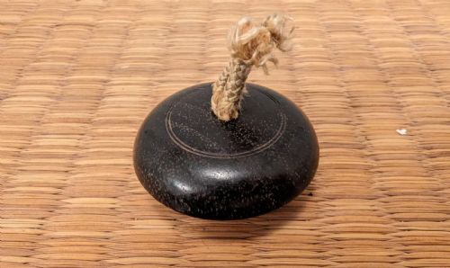 JAPANESE EDO WOOD AND CHAMPLEVE CLOISONNE ENAMEL NETSUKE MANJU KAGAMIBUTA CADUCEUS C 1850 - ADDITIONAL PHOTO 10