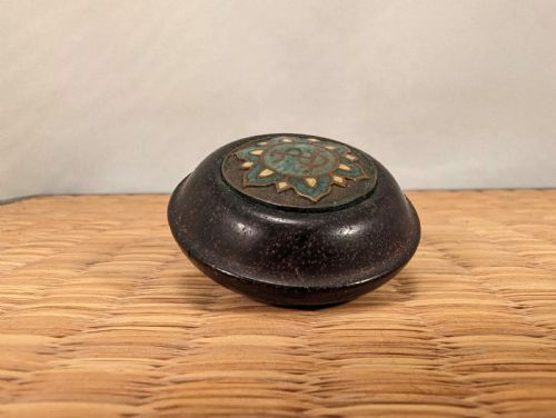 JAPANESE EDO WOOD AND CHAMPLEVE CLOISONNE ENAMEL NETSUKE MANJU KAGAMIBUTA CADUCEUS C 1850 - ADDITIONAL PHOTO 11