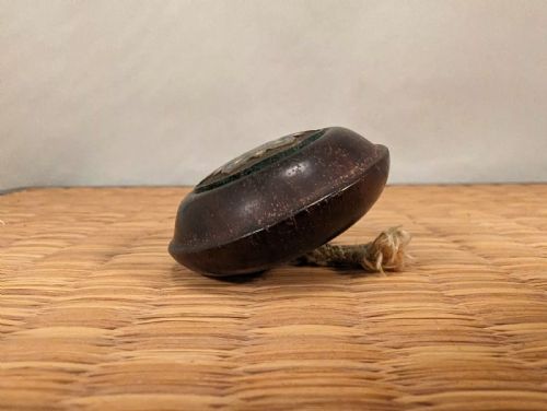 JAPANESE EDO WOOD AND CHAMPLEVE CLOISONNE ENAMEL NETSUKE MANJU KAGAMIBUTA CADUCEUS C 1850 - ADDITIONAL PHOTO 12