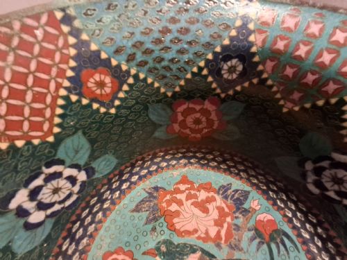 LARGE RARE JAPANESE CLOISONNE ENAMEL BOWL WITH SMALL BIRD DECORATION CIRCA 1890 - ADDITIONAL PHOTO 9