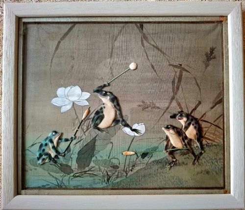 RARE PAIR OF JAPANESE PAINTINGS ON SILK FROG BATTLE CIRCA 1890 - ADDITIONAL PHOTO 2