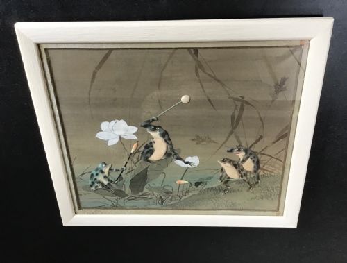 RARE PAIR OF JAPANESE PAINTINGS ON SILK FROG BATTLE CIRCA 1890 - ADDITIONAL PHOTO 3