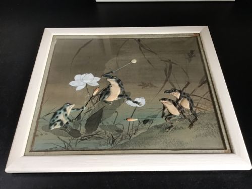 RARE PAIR OF JAPANESE PAINTINGS ON SILK FROG BATTLE CIRCA 1890 - ADDITIONAL PHOTO 5