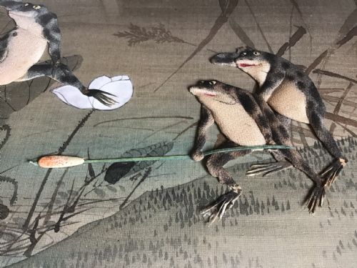 RARE PAIR OF JAPANESE PAINTINGS ON SILK FROG BATTLE CIRCA 1890 - ADDITIONAL PHOTO 6