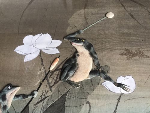RARE PAIR OF JAPANESE PAINTINGS ON SILK FROG BATTLE CIRCA 1890 - ADDITIONAL PHOTO 7