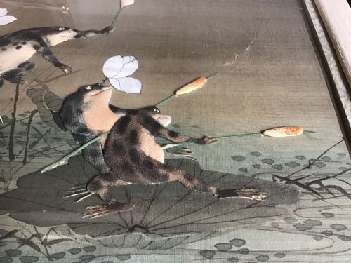 RARE PAIR OF JAPANESE PAINTINGS ON SILK FROG BATTLE CIRCA 1890 - ADDITIONAL PHOTO 8