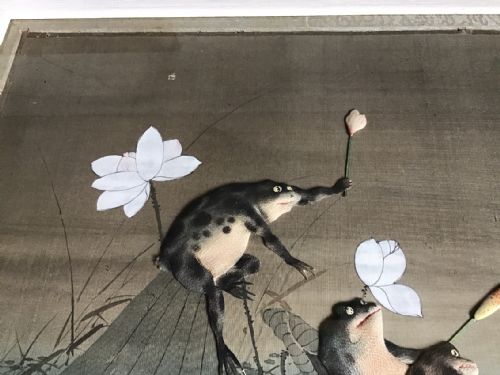 RARE PAIR OF JAPANESE PAINTINGS ON SILK FROG BATTLE CIRCA 1890 - ADDITIONAL PHOTO 9
