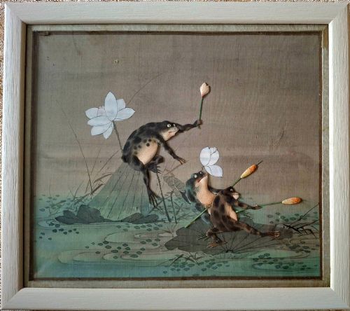 RARE PAIR OF JAPANESE PAINTINGS ON SILK FROG BATTLE CIRCA 1890 - ADDITIONAL PHOTO 1