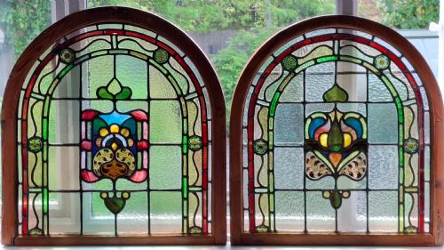 PAIR OF EDWARDIAN STAINED GLASS WINDOWS CIRCA 1910 - ADDITIONAL PHOTO 7