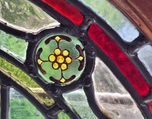 PAIR OF EDWARDIAN STAINED GLASS WINDOWS CIRCA 1910 - ADDITIONAL PHOTO 8