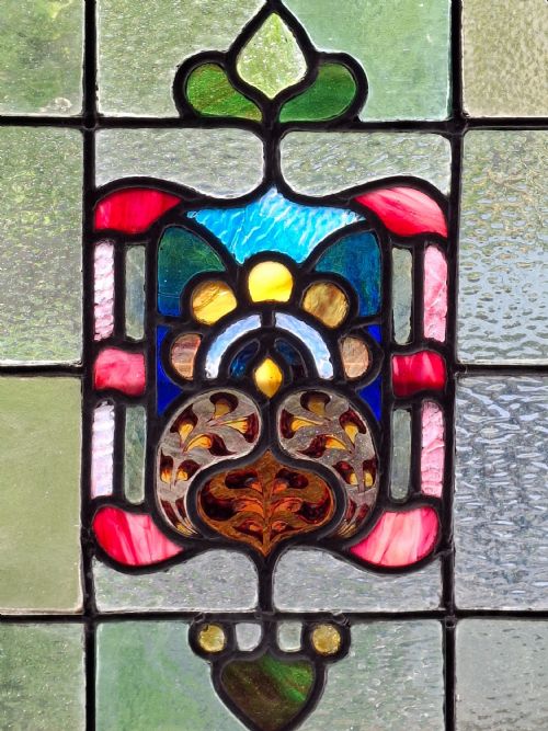 PAIR OF EDWARDIAN STAINED GLASS WINDOWS CIRCA 1910 - ADDITIONAL PHOTO 3