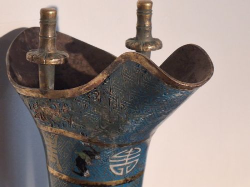 RARE CHINESE CLOISONNE ENAMEL ARCHIASTIC WINE VESSEL JUE CUP CIRCA 1860 - ADDITIONAL PHOTO 7