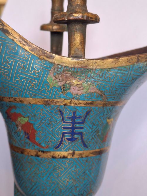 RARE CHINESE CLOISONNE ENAMEL ARCHIASTIC WINE VESSEL JUE CUP CIRCA 1860 - ADDITIONAL PHOTO 3