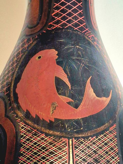 LARGE JAPANESE PORCELAIN FLARED VASE LACQUER OVER BLACK PAINT WITH KOI 60CM CIRCA 1880 - ADDITIONAL PHOTO 1