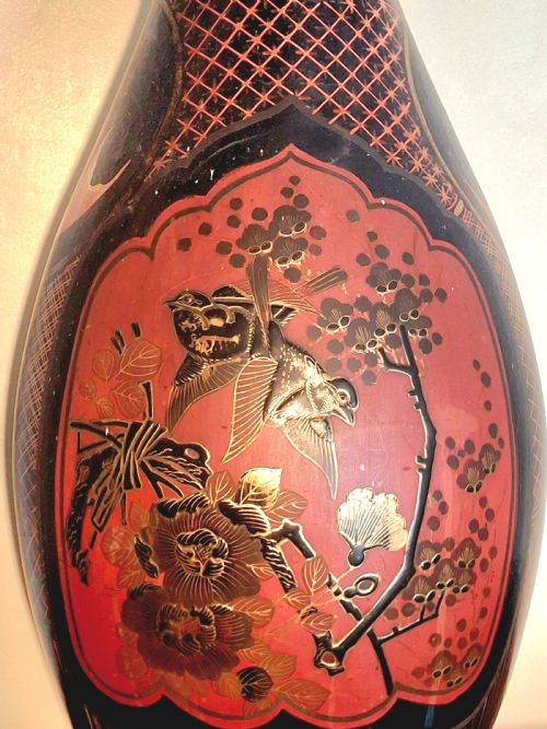 LARGE JAPANESE PORCELAIN FLARED VASE LACQUER OVER BLACK PAINT WITH KOI 60CM CIRCA 1880 - ADDITIONAL PHOTO 2