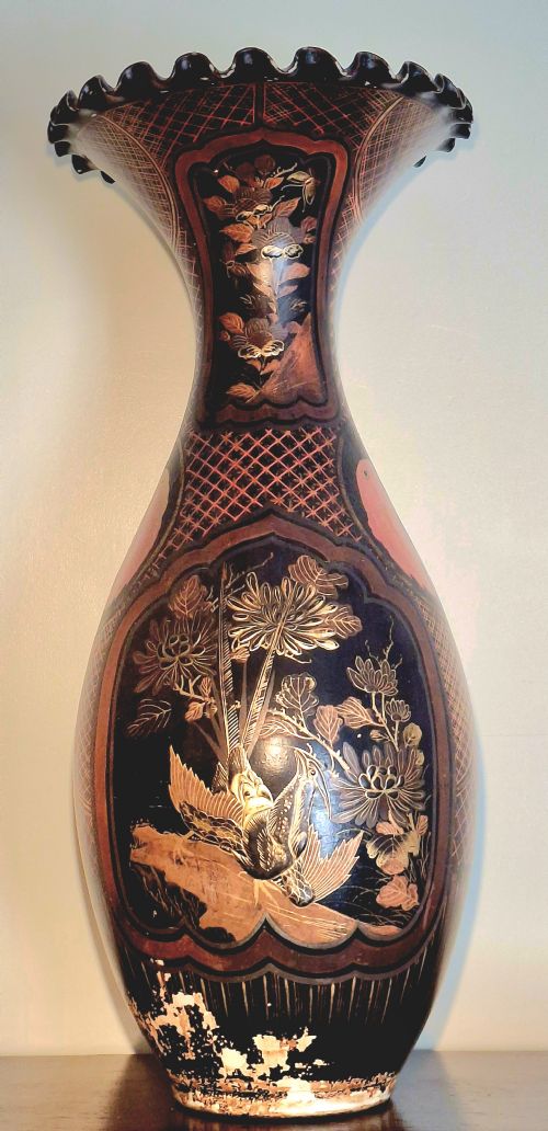 LARGE JAPANESE PORCELAIN FLARED VASE LACQUER OVER BLACK PAINT WITH KOI 60CM CIRCA 1880 - ADDITIONAL PHOTO 5