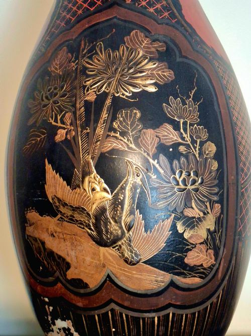 LARGE JAPANESE PORCELAIN FLARED VASE LACQUER OVER BLACK PAINT WITH KOI 60CM CIRCA 1880 - ADDITIONAL PHOTO 7
