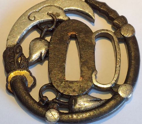 RARE JAPANESE IRON TSUBA GUARD POLEARM OF GUAN YU DRAGON SIGNED EDO PERIOD CIRCA 1750 - ADDITIONAL PHOTO 2