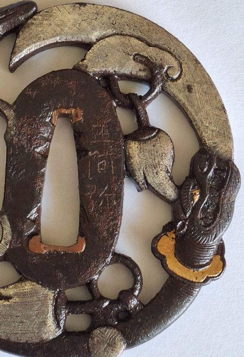 RARE JAPANESE IRON TSUBA GUARD POLEARM OF GUAN YU DRAGON SIGNED EDO PERIOD CIRCA 1750 - ADDITIONAL PHOTO 6