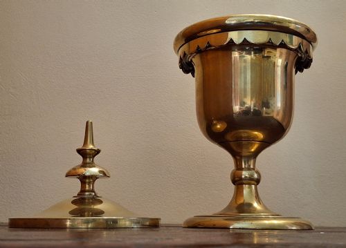 HEAVY ECCLESIASTICAL GOTHIC BRASS CHALICE CIBORIUM CIRCA 1900 - ADDITIONAL PHOTO 2