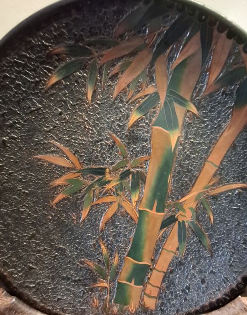 LARGE JAPANESE TOTAI SHIPPO CHARGER CLOISONNE TREE BARK WITH BAMBOO CIRCA 1890 SIGNED - ADDITIONAL PHOTO 4