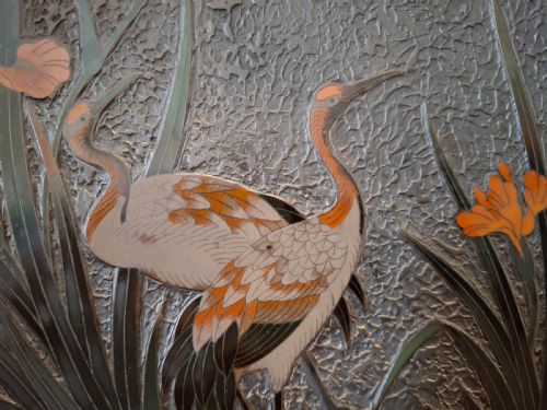 LARGE JAPANESE TOTAI SHIPPO CHARGER CLOISONNE TREE BARK WITH CRANES CIRCA 1890 SIGNED - ADDITIONAL PHOTO 4