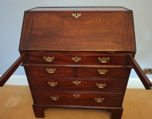 EXCEPTIONAL GEORGE II SOLID RED WALNUT WRITING BUREAU CIRCA 1750 - ADDITIONAL PHOTO 1