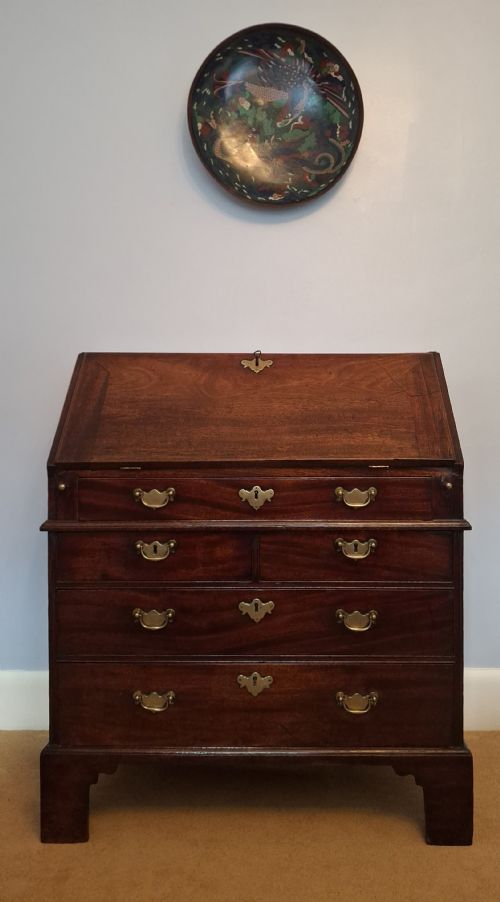 EXCEPTIONAL GEORGE II SOLID RED WALNUT WRITING BUREAU CIRCA 1750 - ADDITIONAL PHOTO 2