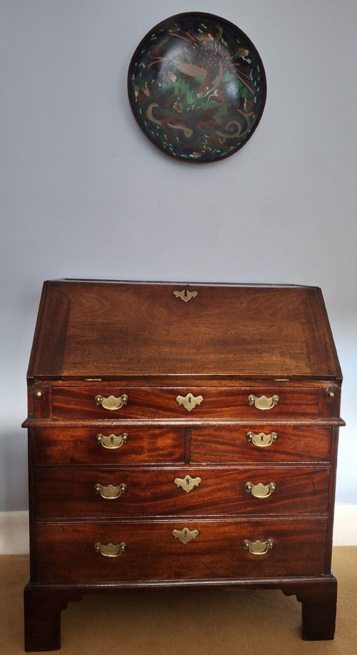 EXCEPTIONAL GEORGE II SOLID RED WALNUT WRITING BUREAU CIRCA 1750 - ADDITIONAL PHOTO 3