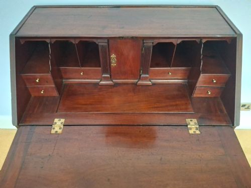 EXCEPTIONAL GEORGE II SOLID RED WALNUT WRITING BUREAU CIRCA 1750 - ADDITIONAL PHOTO 4