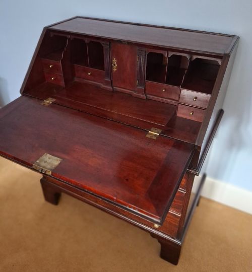 EXCEPTIONAL GEORGE II SOLID RED WALNUT WRITING BUREAU CIRCA 1750 - ADDITIONAL PHOTO 5