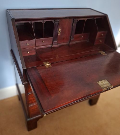EXCEPTIONAL GEORGE II SOLID RED WALNUT WRITING BUREAU CIRCA 1750 - ADDITIONAL PHOTO 6