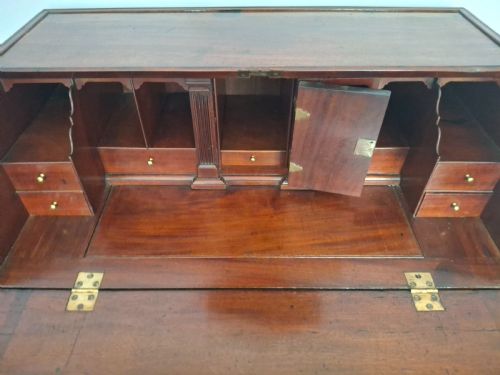 EXCEPTIONAL GEORGE II SOLID RED WALNUT WRITING BUREAU CIRCA 1750 - ADDITIONAL PHOTO 10